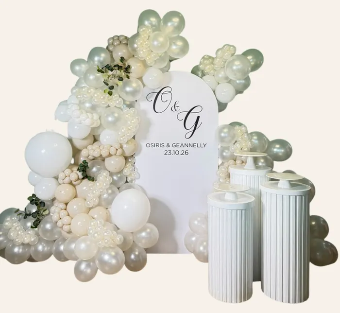 Mampara ovalada blanca con cilindros y globos