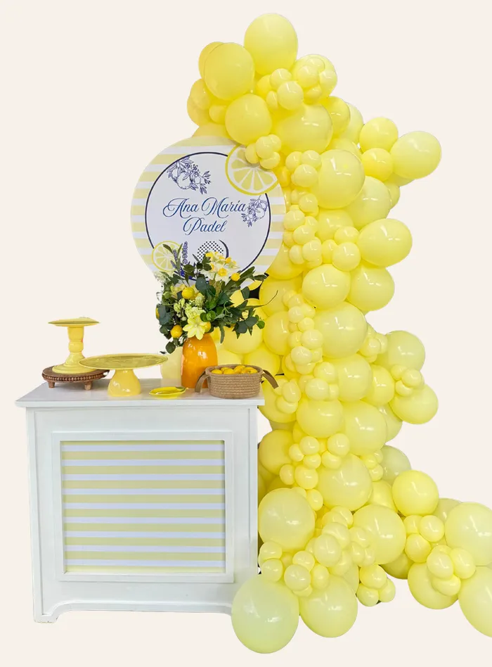 Mini set de mesa con arco de globos amarillos