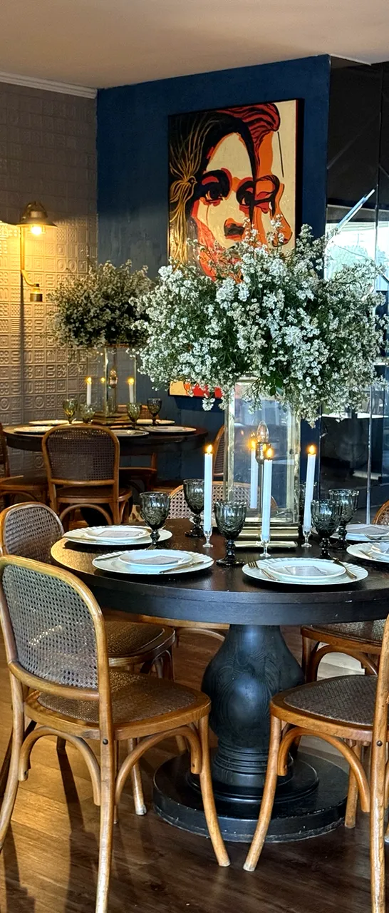 Mesa redonda montada con flores blancas para boda