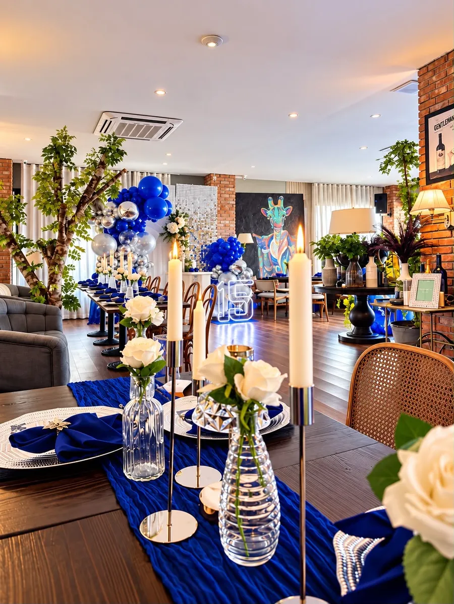 Montaje de mesa en azul con candelabros y flores blancas